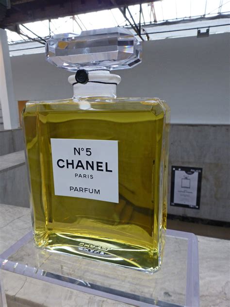 bouteille geante du parfum chanel 5ogne|chanel perfume bottle.